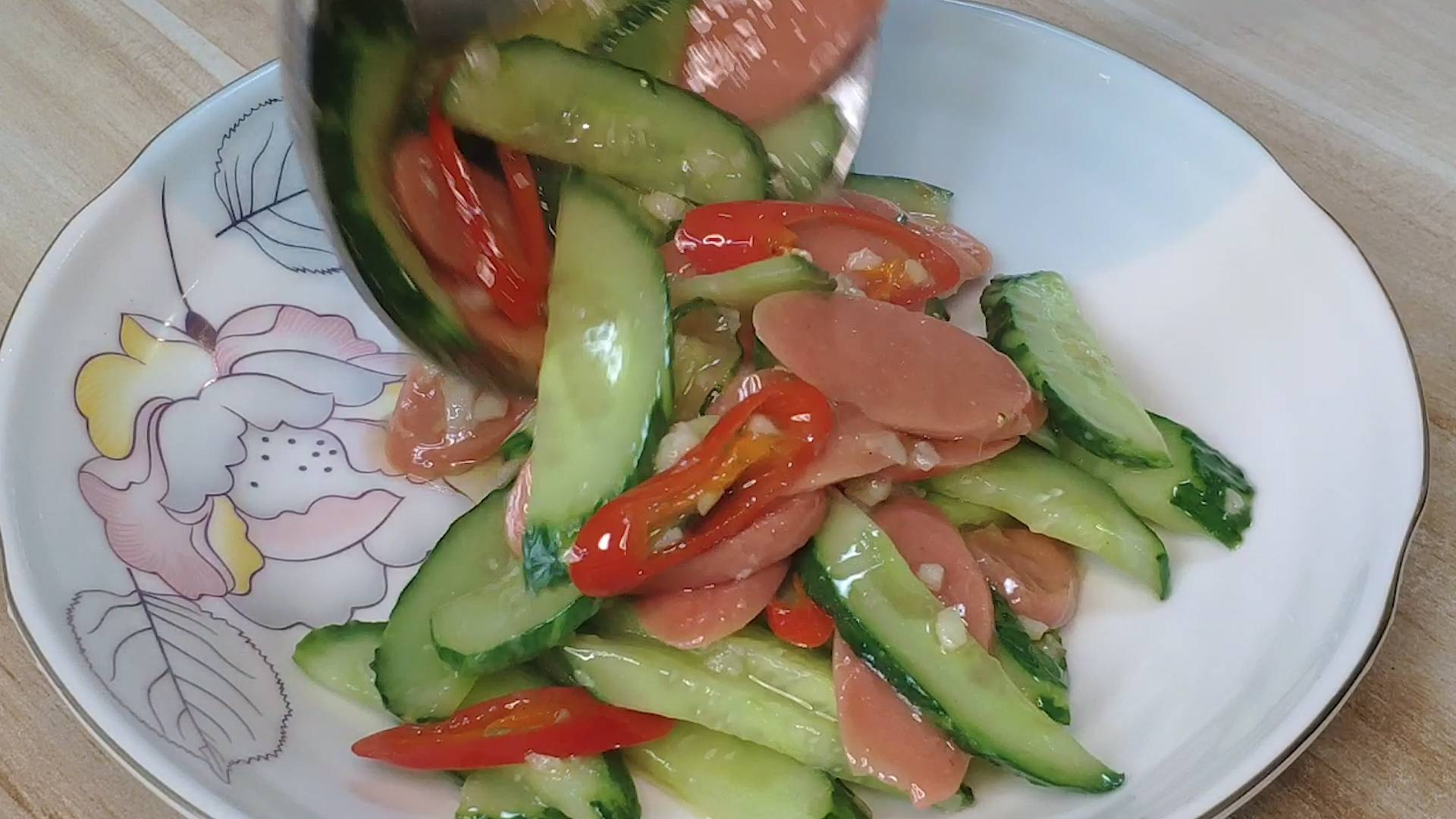 黄瓜炒火腿的正确做法,鲜香入味又营养,在家也能做出饭店的味道